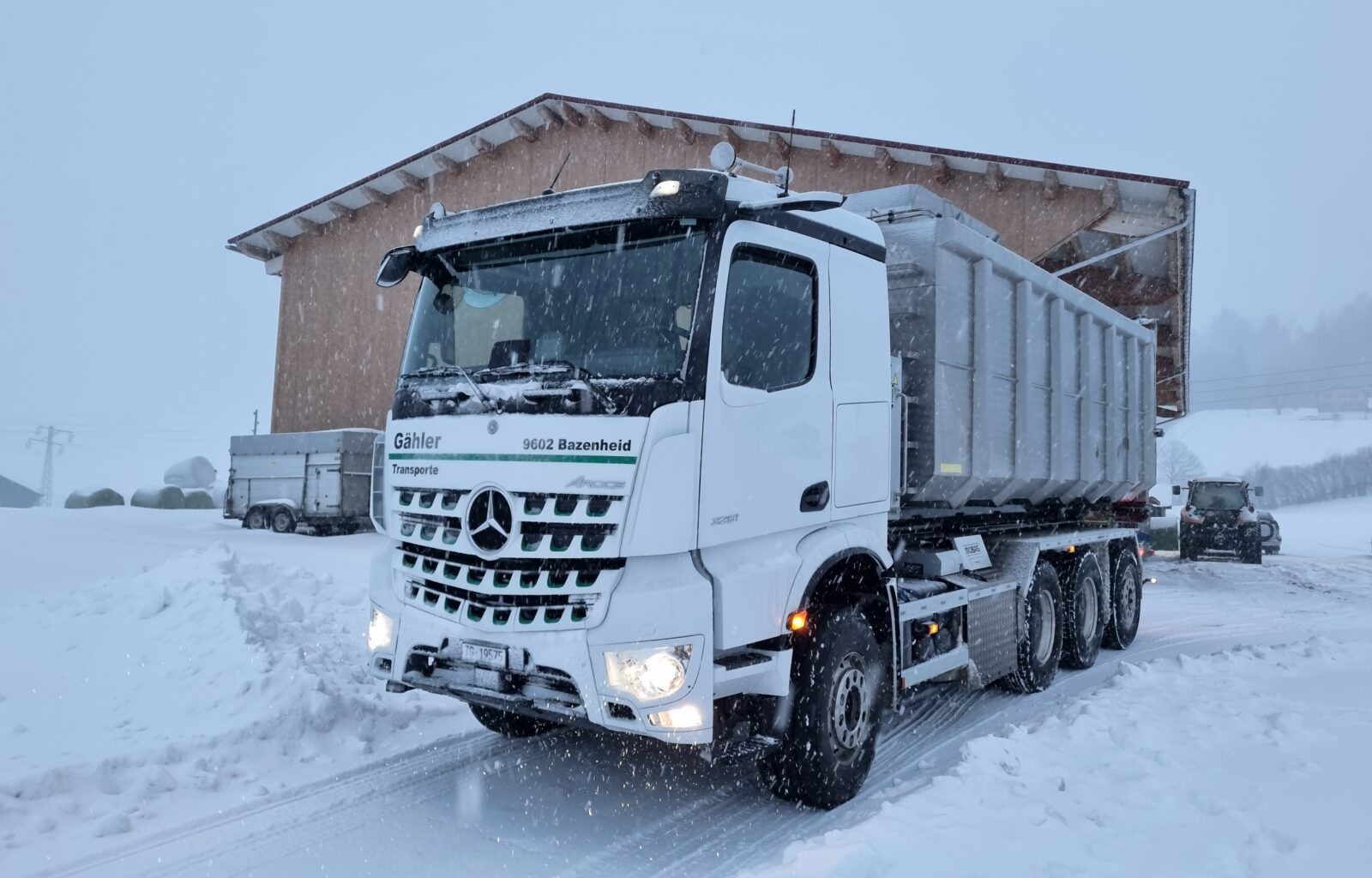 Lastwagen mit Scheune im Hintergrund