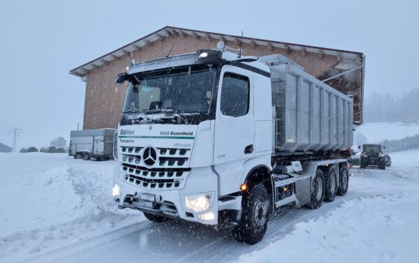 Lastwagen mit Scheune im Hintergrund