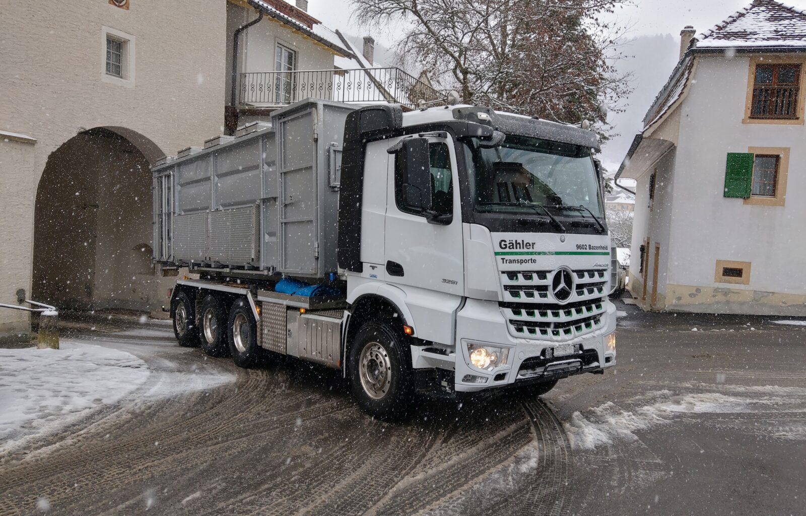 Lastwagen mit Gebäuden im Hintergrund